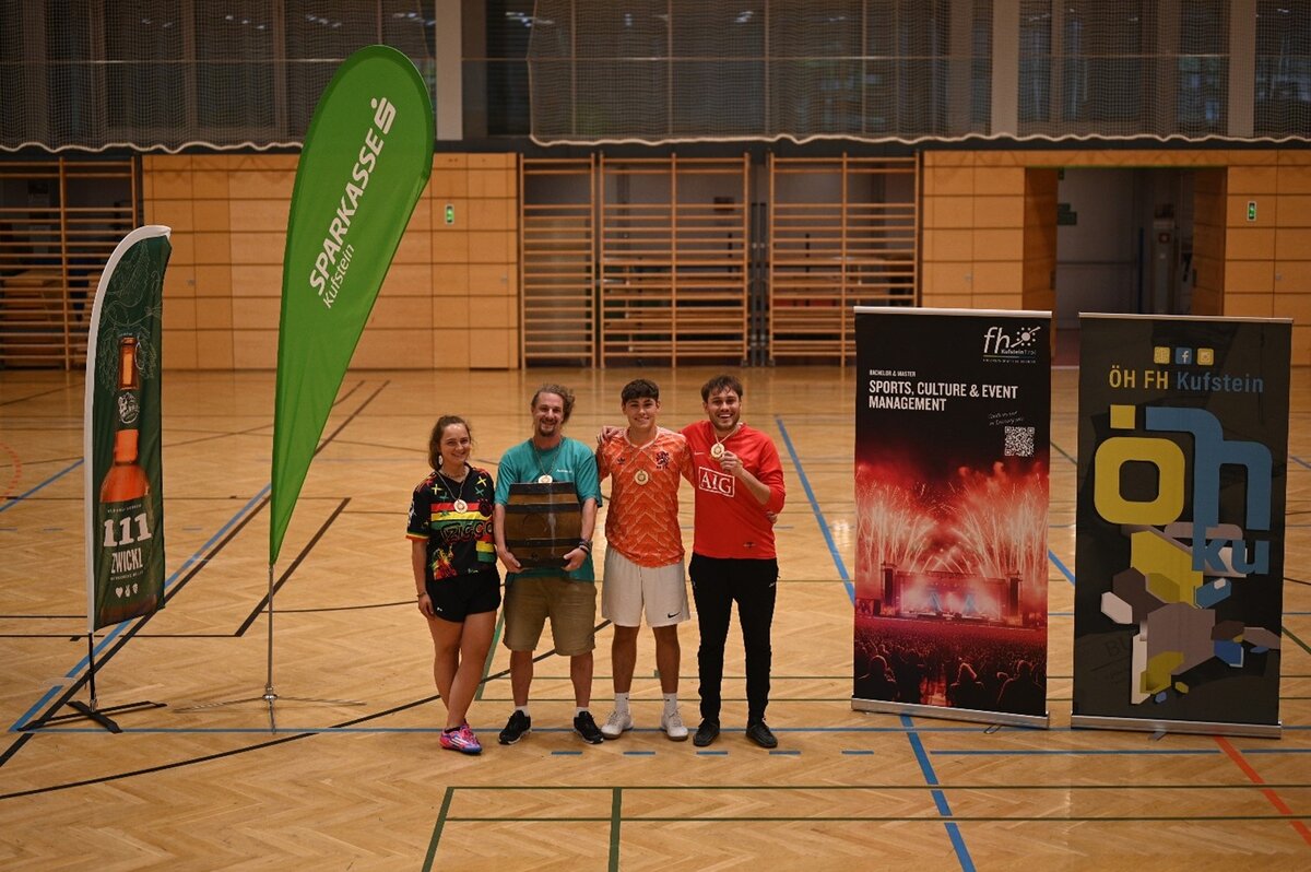Studierende bei der Siegerehrung eines Indoor-Sportturniers an der HOK.