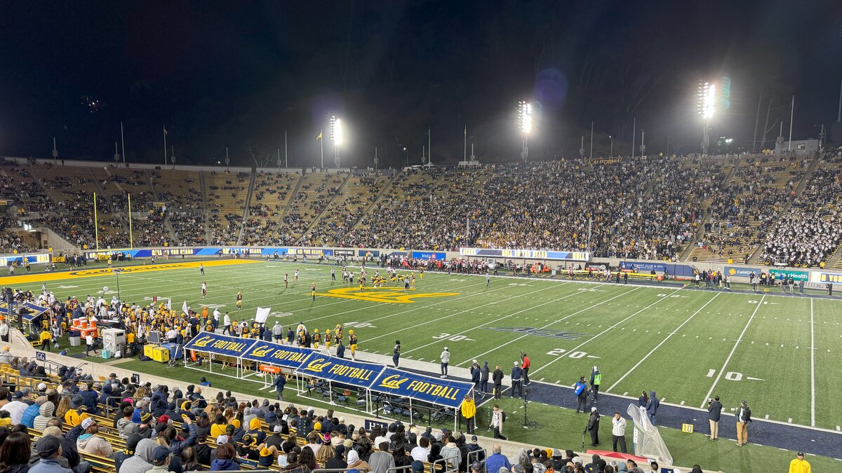 Blick ins Stadion bei einem Footballspiel der California Golden Bears in Berkeley, mit gefüllten Tribünen und beleuchtetem Spielfeld