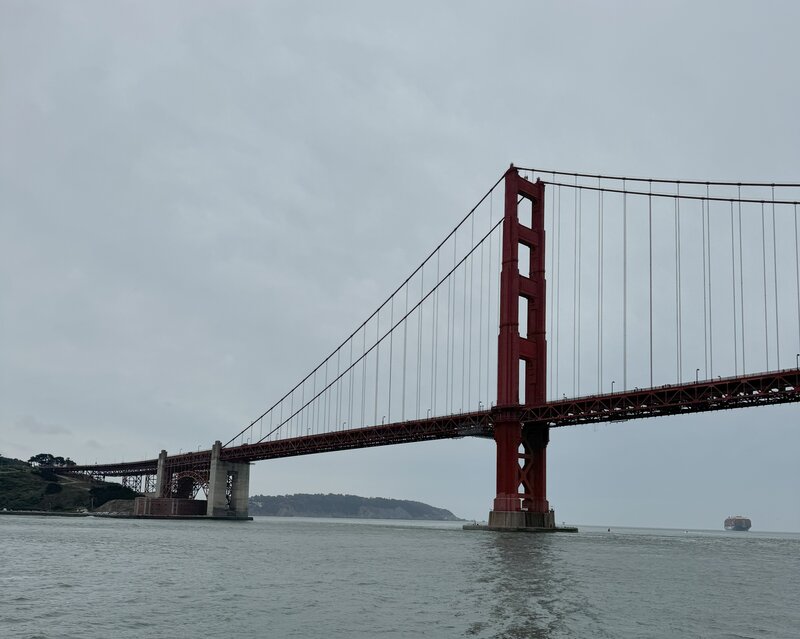Die Golden Gate Bridge in San Francisco, aufgenommen von der Bucht aus an einem bewölkten Tag