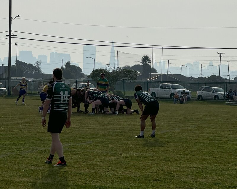 Rugbyspiel auf einem Sportplatz nahe San Francisco, im Hintergrund die Skyline mit der Transamerica Pyramid