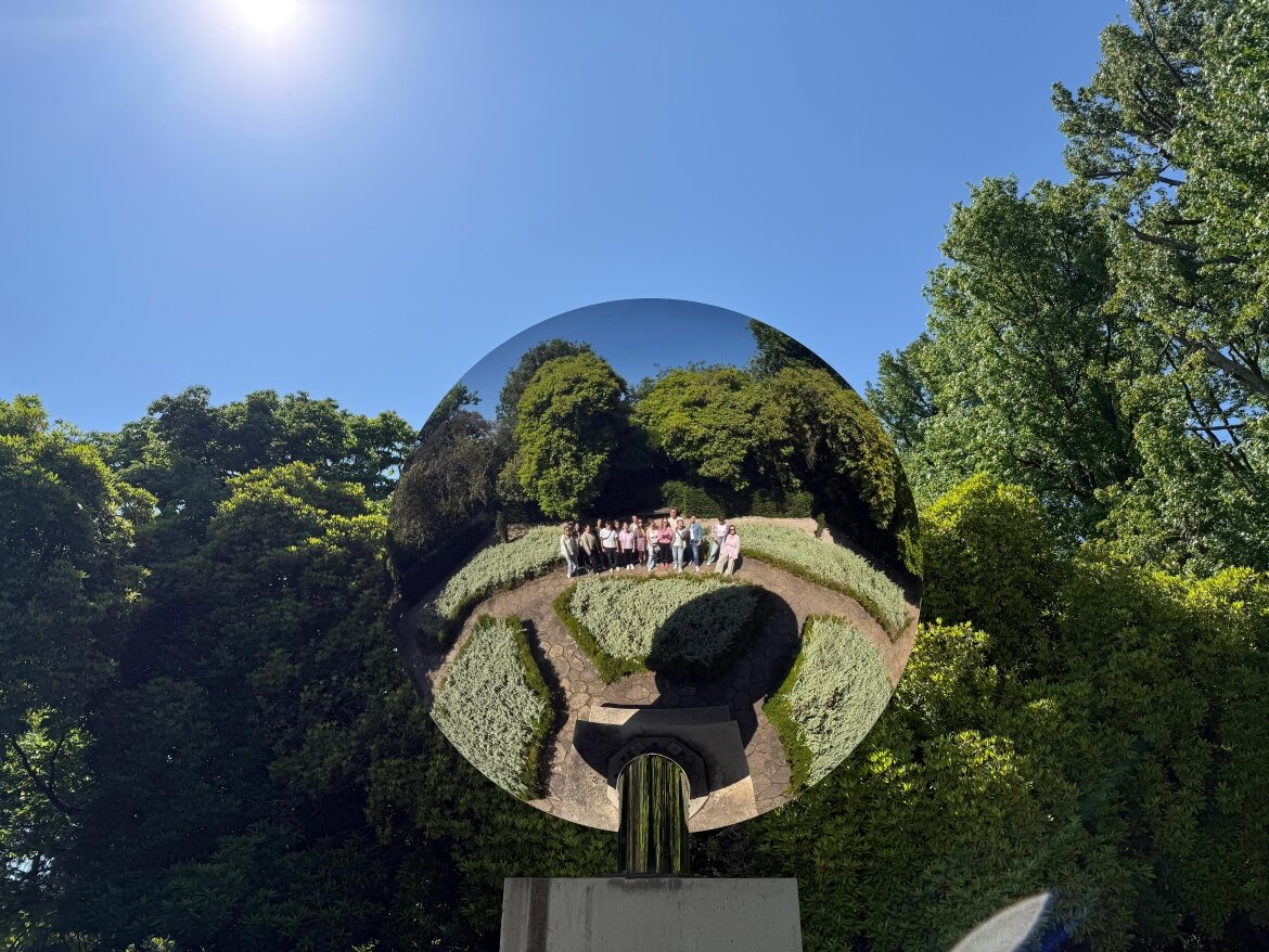 Spiegelnde Kugel im Park Serralves in Porto, in der eine Gruppe von Studierenden der HOK reflektiert wird