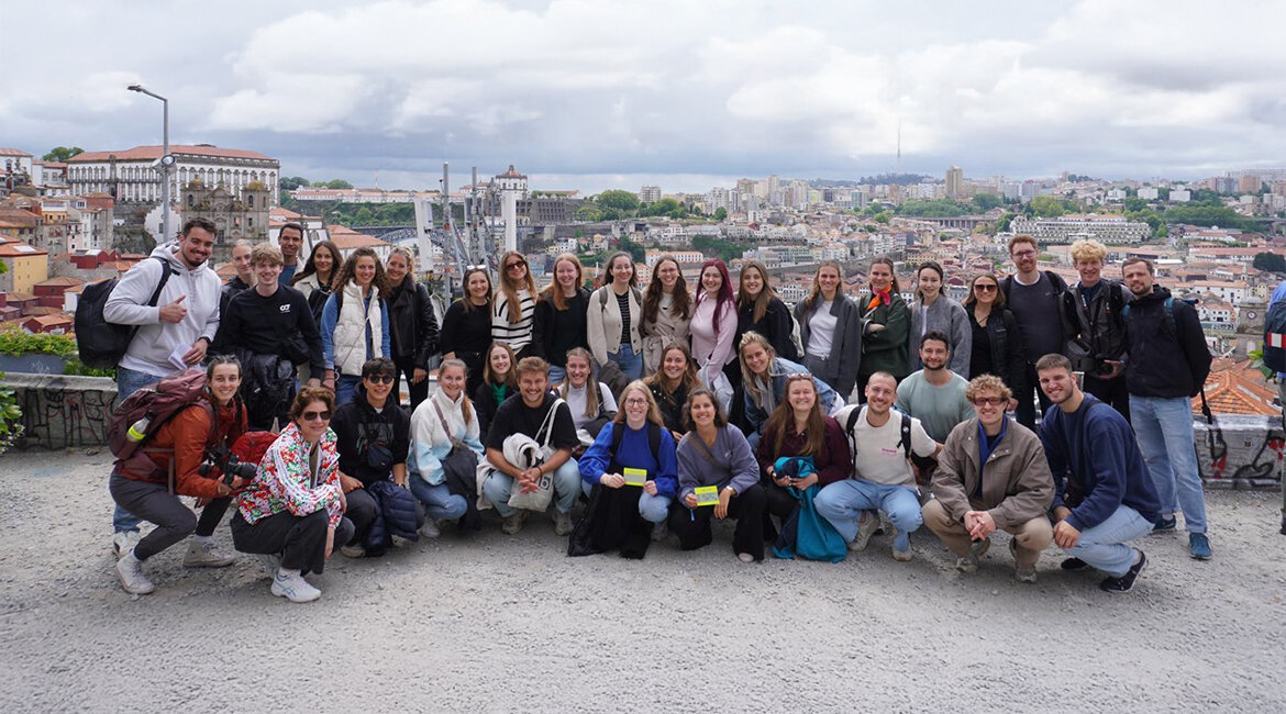 Große Gruppe von Studierenden der HOK bei einer Exkursion in Porto mit Blick über die Stadt