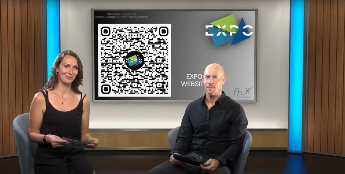 Zwei Moderatoren sitzen im Studio vor einer Leinwand mit dem EXPO ONLINE Logo und einem QR-Code, während sie den Livestream des Praxisprojekts im Studiengang Sports, Culture & Event Management an der HOK präsentieren.