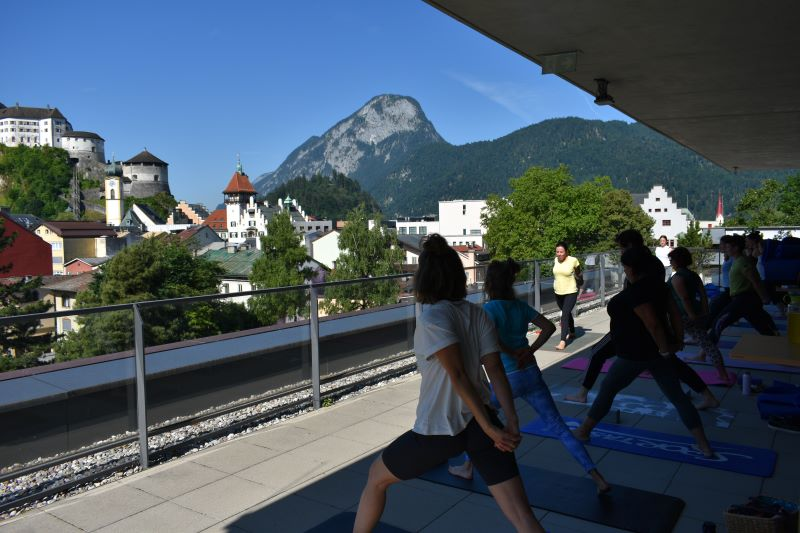 Teilnehmende am Gesundheitstag 2025 auf der Dachterrasse der HOK. 