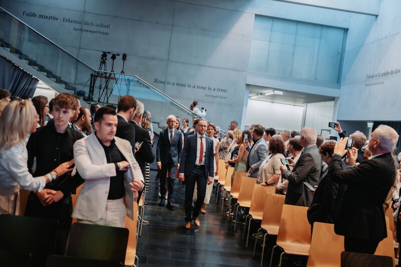 Einzug der Spondierenden und Lehrenden in die Aula in Nahaufnahme. 