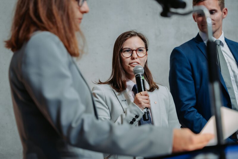 Prof. (FH) Dr. Claudia Van der Vorst, MBA und Spondierende beim Ablegen des Akademischen Gelöbnisses.