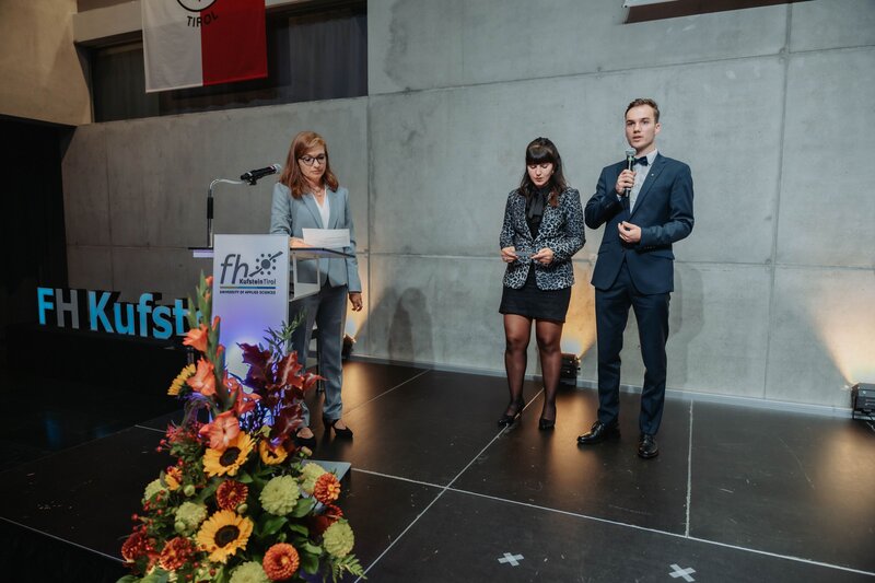 Prof. (FH) Dr. Claudia Van der Vorst, MBA und Spondierende auf dem Podium beim Verlesen der Akademischen Gelöbnisformel. 