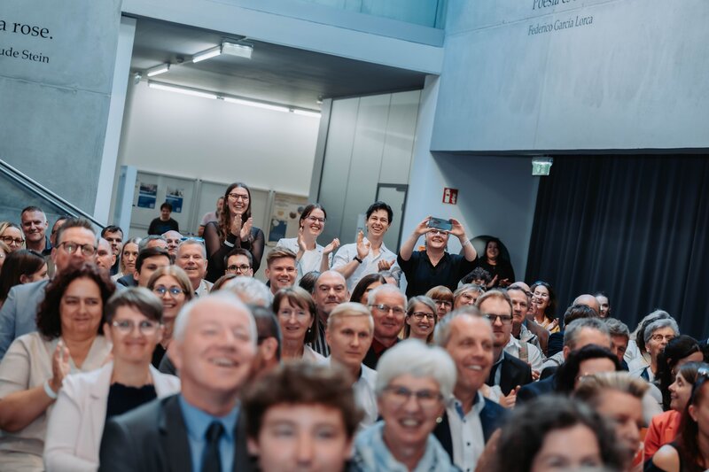 Publikum applaudiert anlässlich der Sponsionsfeierlichkeiten in der Aula der HOK.