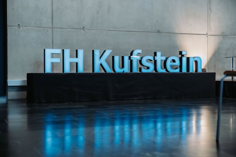 Das Logo der HOK in Großaufnahme.