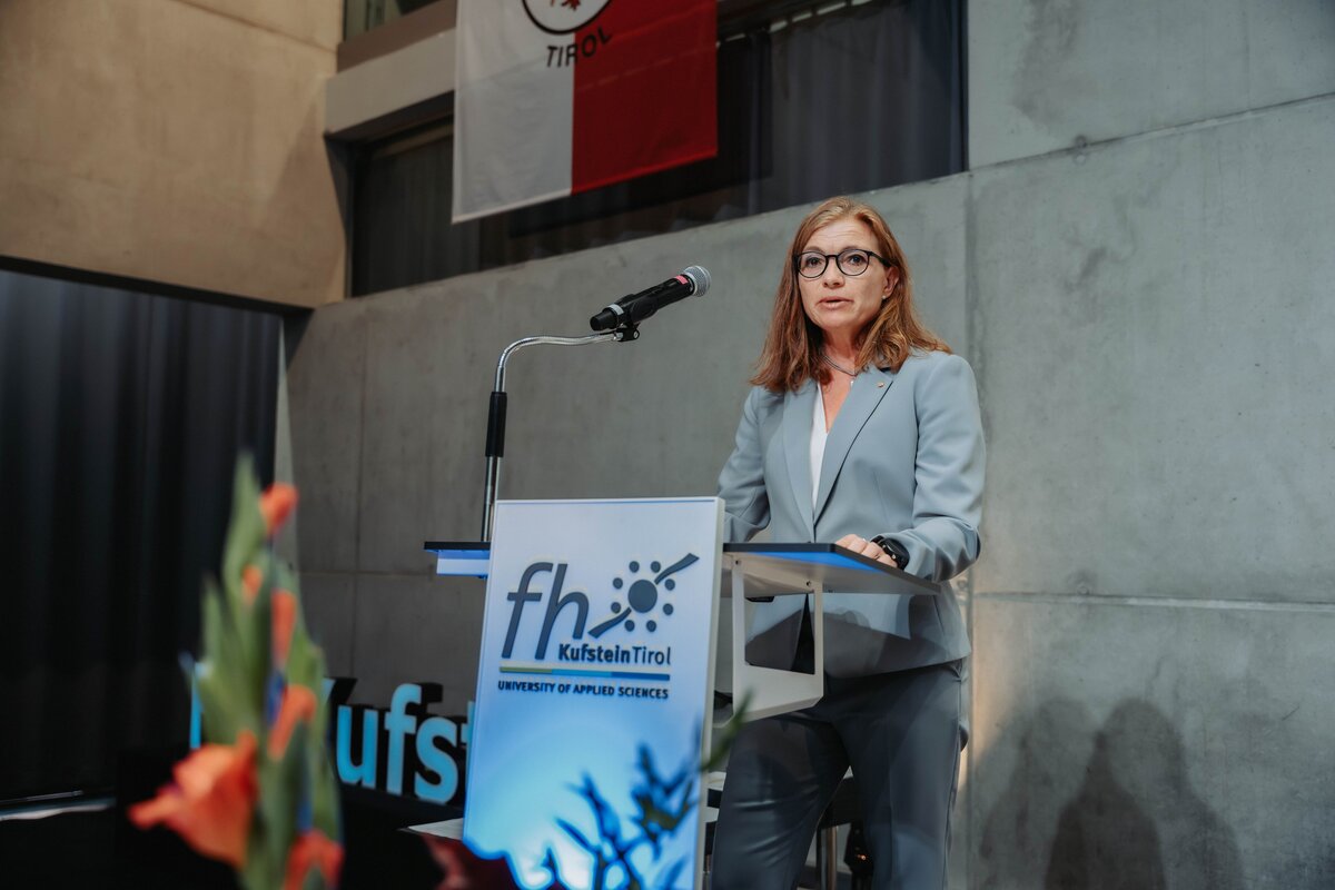 Rede von Prof. (FH) Dr. Claudia Van der Vorst, MBA, bei der feierlichen Sponsion.