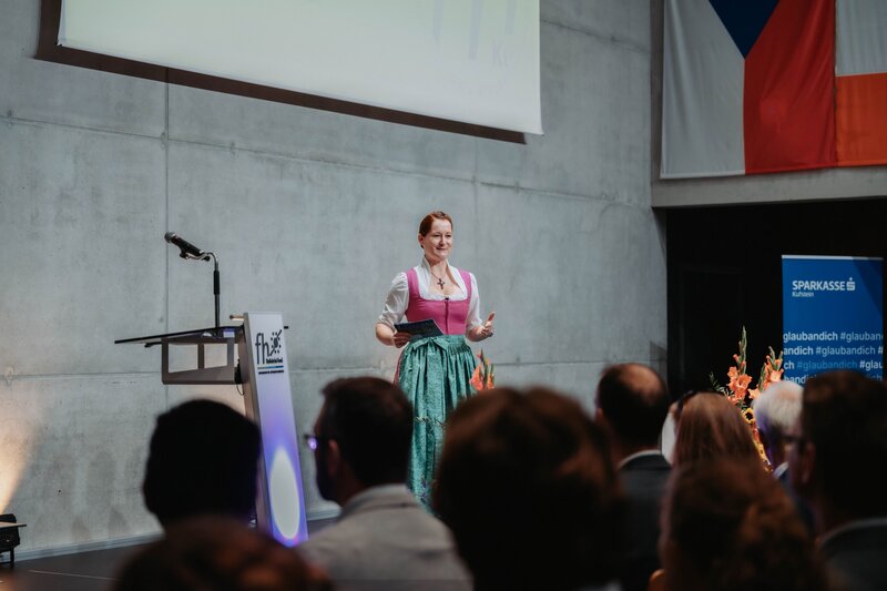 Sara Neubauer bei der Begrüßungsrede in der Aula der HOK