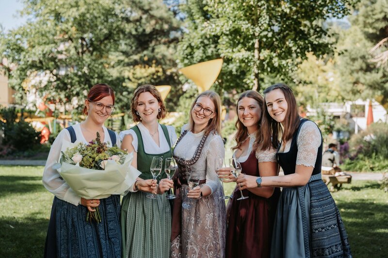 Eine Gruppe von Absolventinnen posiert für einen Schnappschuss. 