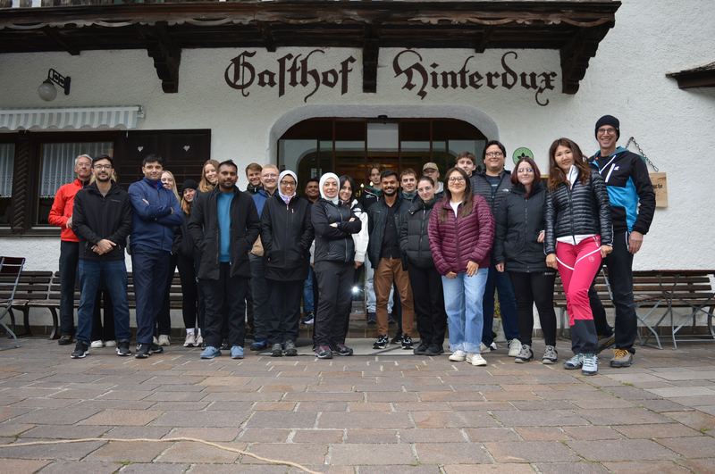 Gruppe von Studierenden und Lehrenden des Studiengangs International Business Management steht vor dem Gasthof Hinterdux für ein gemeinsames Gruppenfoto.
