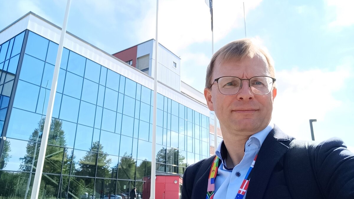 Karsten Böhm vor dem Konferenzgebäude.