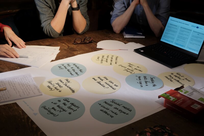 Papiernotizen liegen sortiert auf dem Tisch