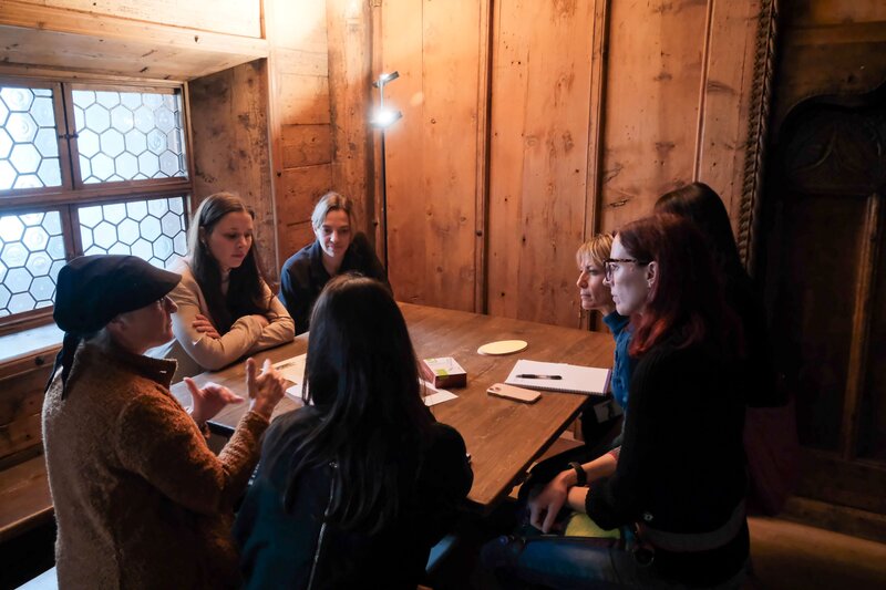 Personen sitzen am Tisch