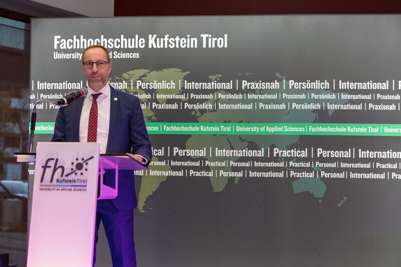 FH-Rektor Prof. (FH) PD Dr. Mario Döller bei seiner Rede zur MBA-Sponsion bzw. Lehrgangs-Zertifikatsverleihung im Festsaal der HOK. 