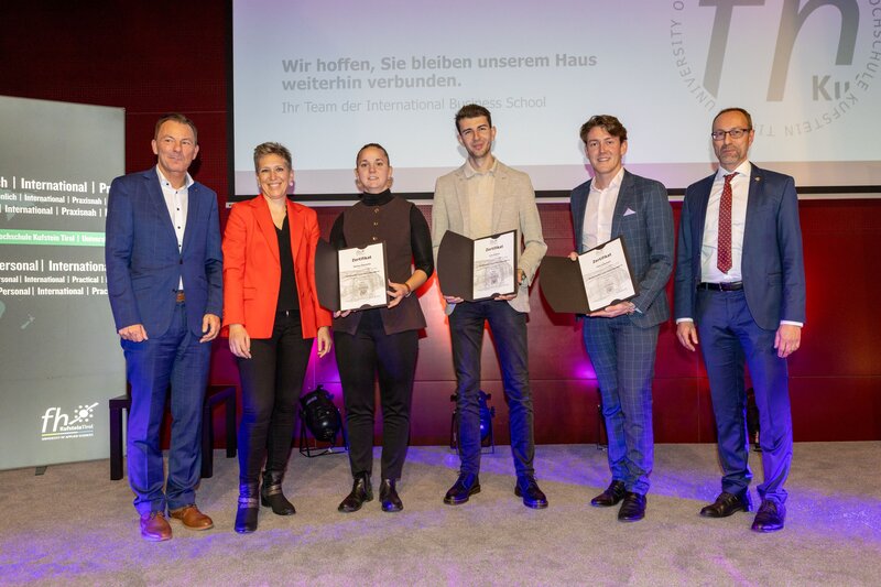 Absolvierende des Zertifikatslehrgangs beim Gruppenfoto auf dem Podium des Festsaals der HOK.
