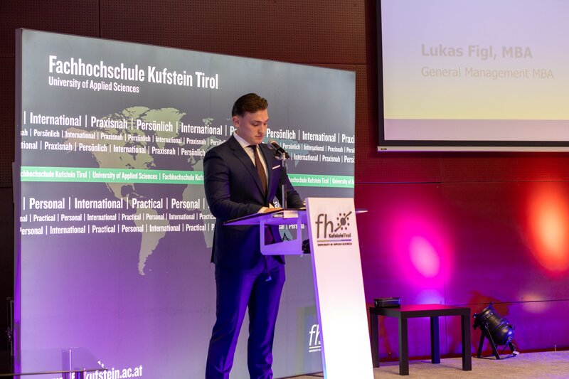 Lukas Figl, MBA, bei der MBA-Abschlussrede im Festsaal der HOK.