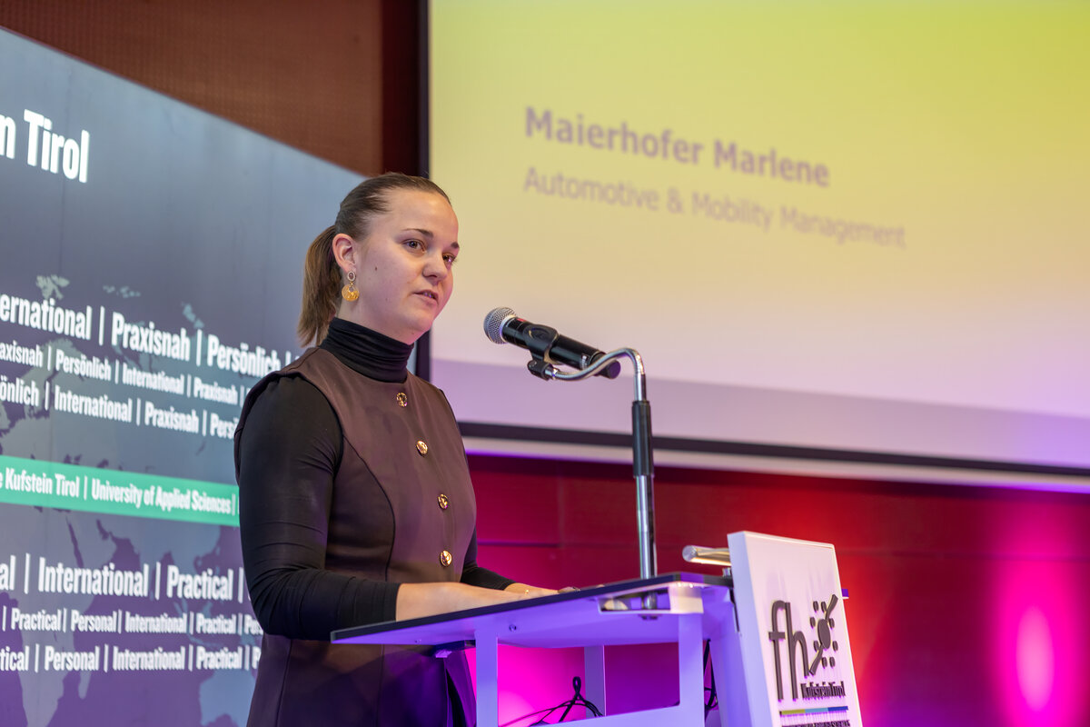 Marlene Maierhofer bei der Abschlussrede auf dem Podium des Festsaals der HOK.