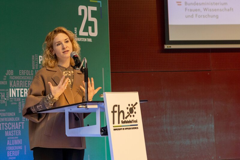 Bundesministerin Eva-Maria Holzleitner spricht an einem Rednerpult bei einer Veranstaltung an der HOK.