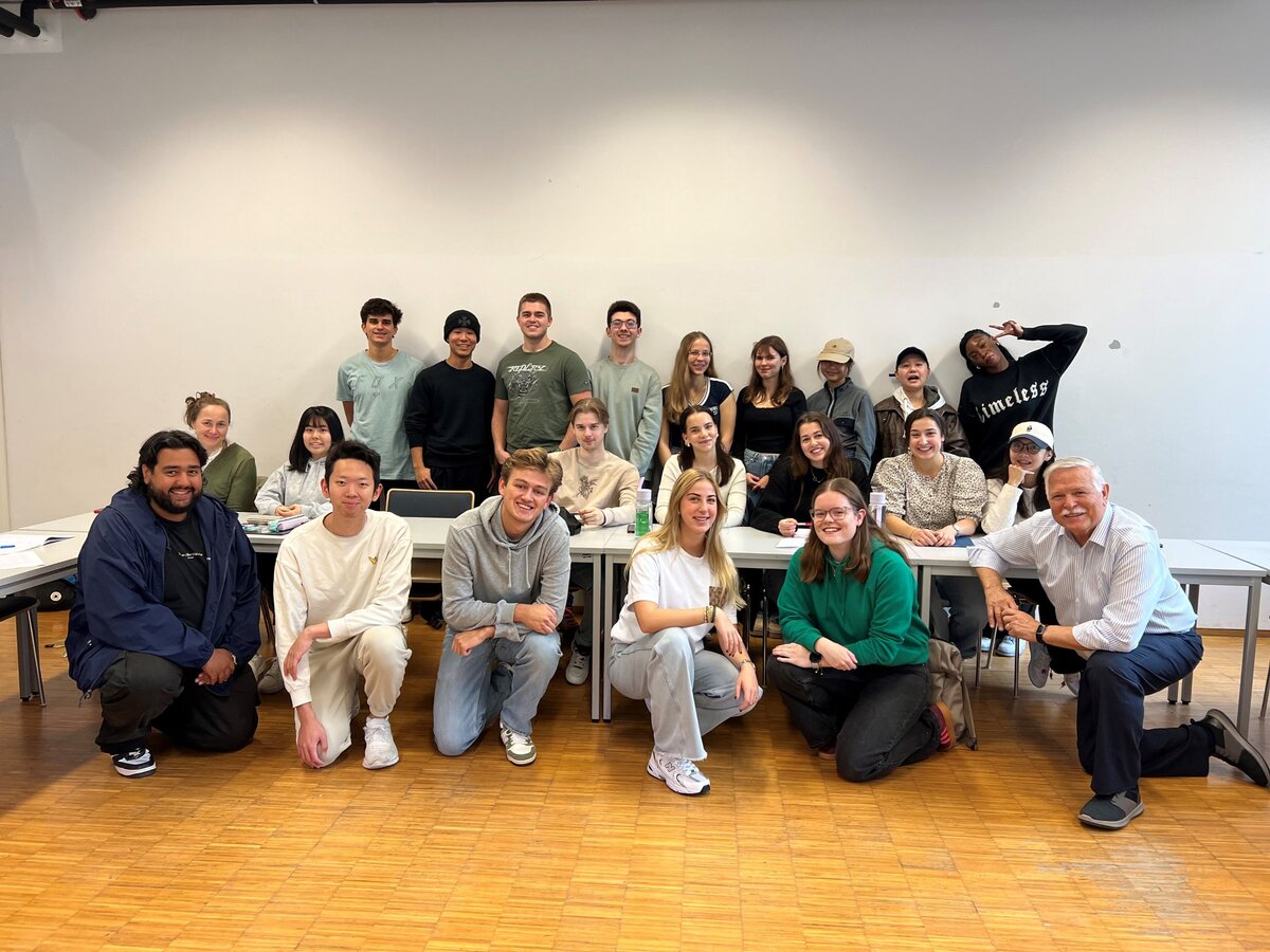 Eine Gruppe von Studierenden in einem Hörsaal.