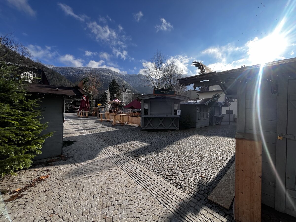 Adventsmarkt vor der HOK, der Studierenden Einblicke in Praxis, Organisation und regionale Zusammenarbeit bietet.