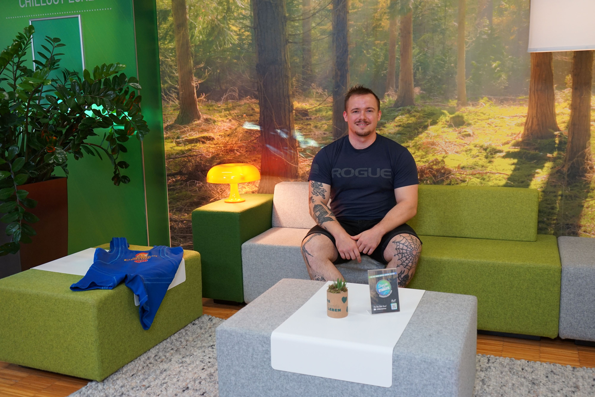 Elias Brandecker, Europameister im Powerlifting, sitzt im Stories-Behind-Students-Studio der HOK während eines Interviews.