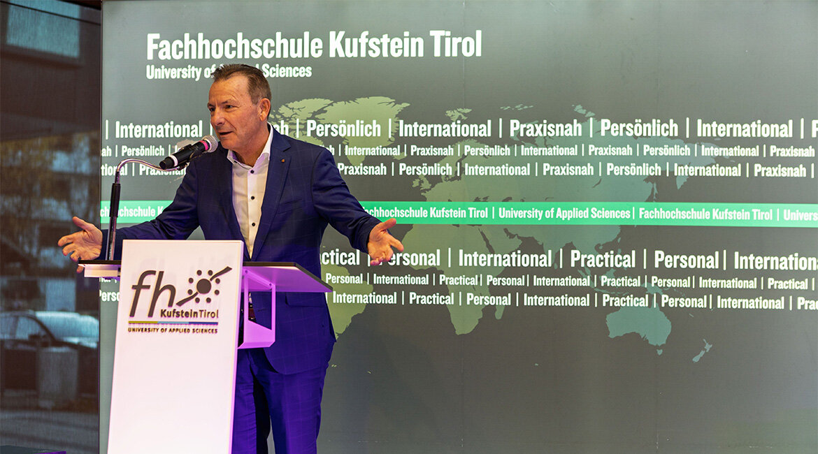 HOK-Geschäftsführer Prof. (FH) Dr. Thomas Madritsch bei einer Rede im Festsaal der HOK. 