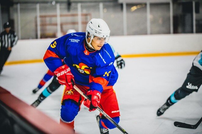 Person spielt Eishockey