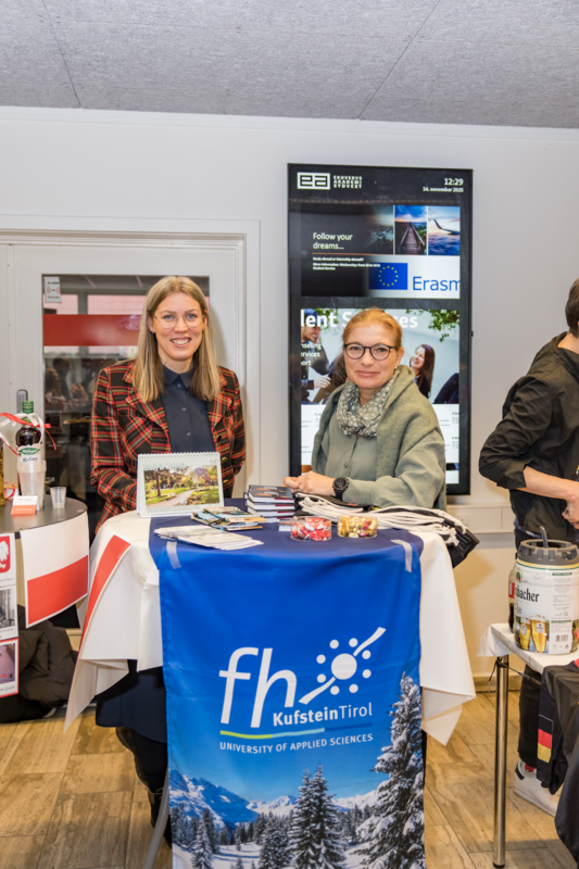 Zwei Personen stehen an einem Messestand