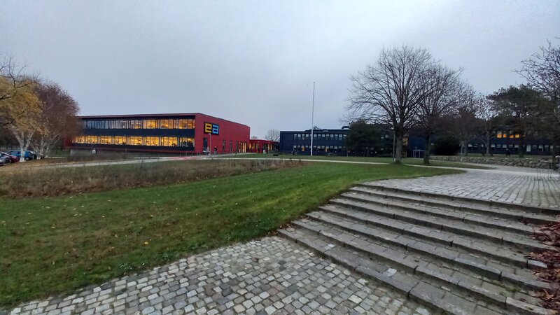 Hochschulgebäude mit roter Fassade.