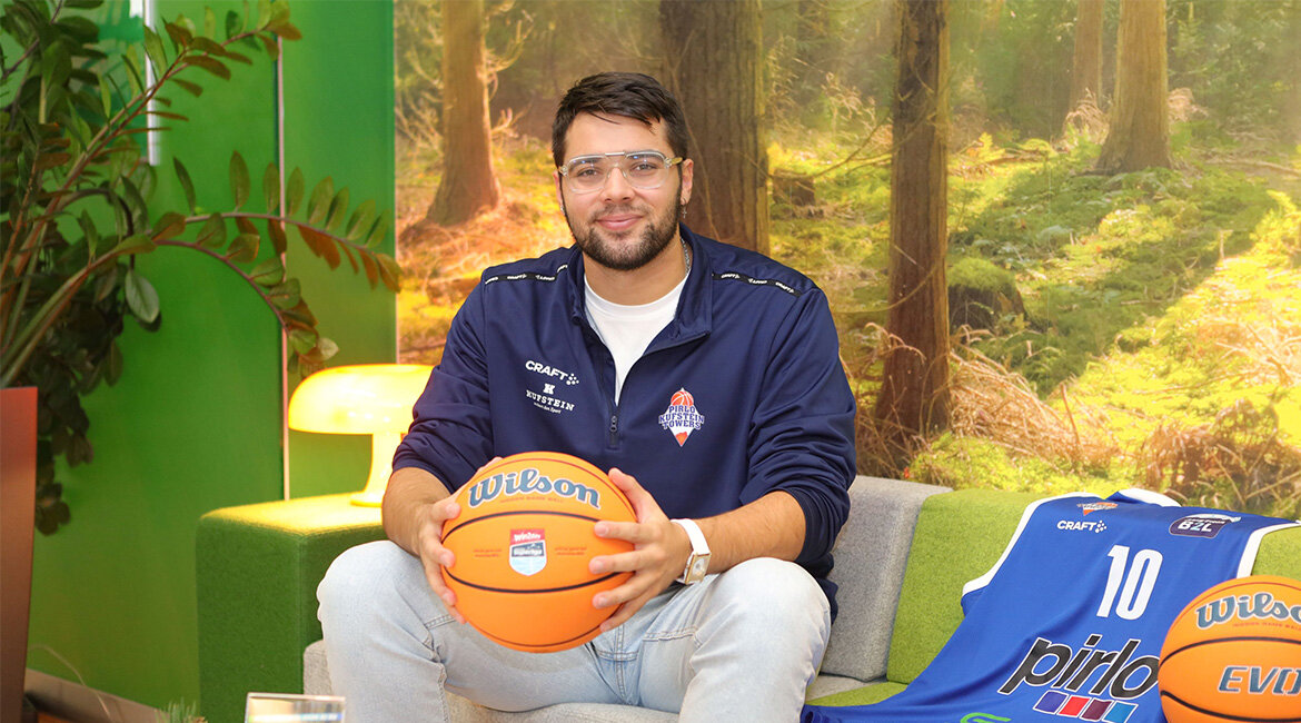 Jakub Hussain sitzt im Stories Behind Students-Studio der HOK und erzählt von seinem Alltag zwischen Basketball, Masterstudium und internationalen Erfahrungen.
