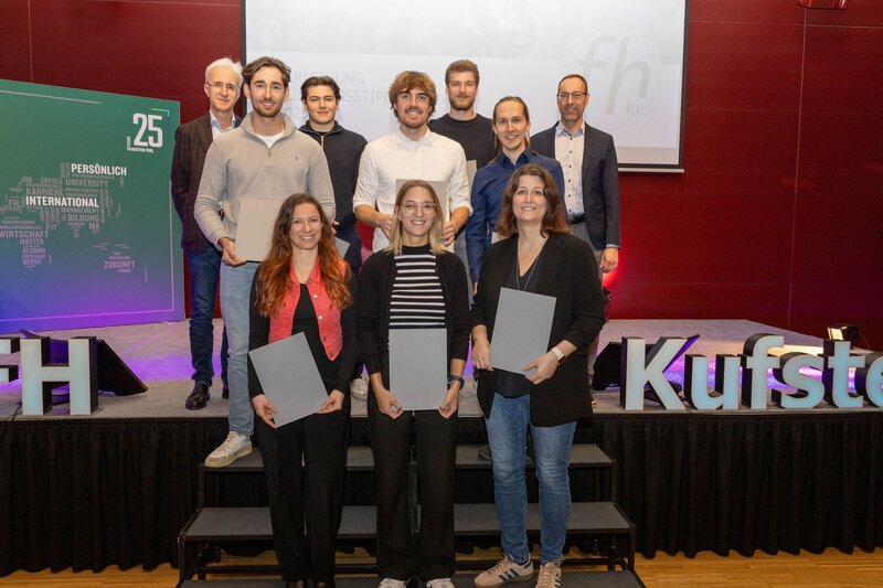 Gruppenfoto der Leistungsstipendiumsempfänger:innen ERP im Festsaal der HOK.