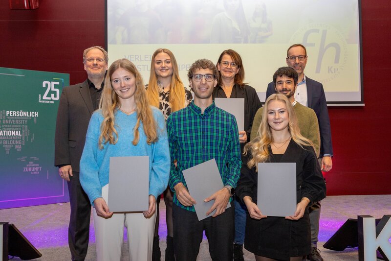 Gruppenfoto der Leistungsstipendiumsempfänger:innen ENM/FMI im Festsaal der HOK.