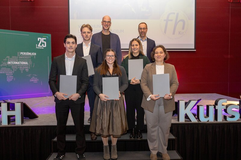 Gruppenfoto der Leistungsstipendiumsempfänger:innen IBS im Festsaal der HOK.