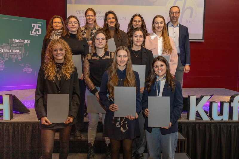 Gruppenfoto der Leistungsstipendiumsempfänger:innen MKM/DIM im Festsaal der HOK.