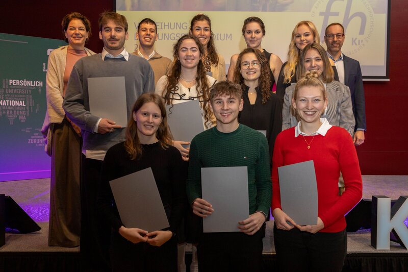 Gruppenfoto der Leistungsstipendiumsempfänger:innen SCEM/SKVM im Festsaal der HOK.