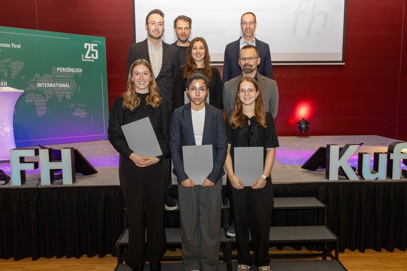 Gruppenfoto der Leistungsstipendiumsempfänger:innen UF/CTM im Festsaal der HOK.