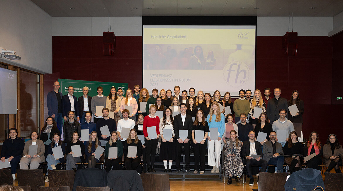 Gruppenfoto aller Leistungsstipendiumsempfänger:innen der HOK im Festsaal der Hochschule. 