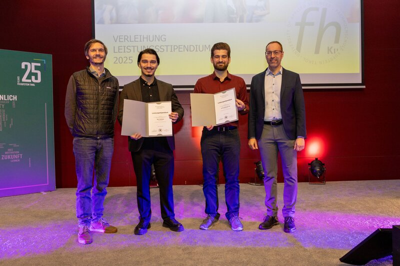 Gruppenfoto der Leistungsstipendiumsempfänger:innen CODE im Festsaal der HOK.