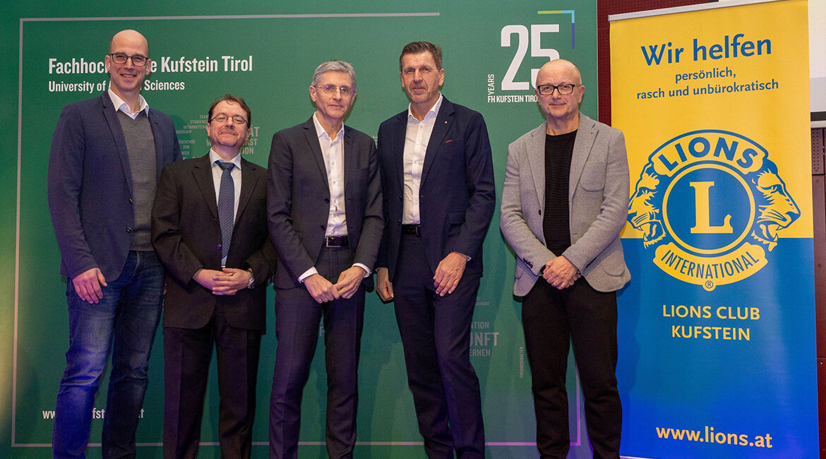 Gruppenfoto auf dem Podium des Festsaals der HOK anlässlich des Management Forum Kufstein. 