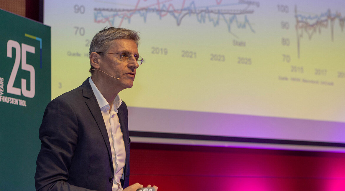 Mag. Stefan Bruckbauer hält einen Vortrag beim Management Forum Kufstein im Festsaal der HOK.