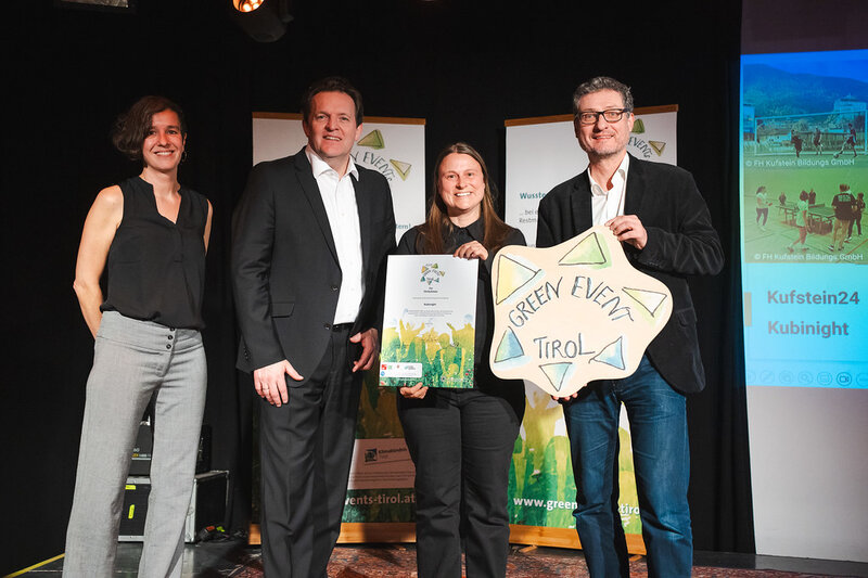 Ein Gruppenfoto mit: Stephanie Rauscher, LR René Zumtobel, Angela Scalet (HOK), stellvertretend für Kufstein24 und Kubinight, Andrä Stigger auf einer Bühne.