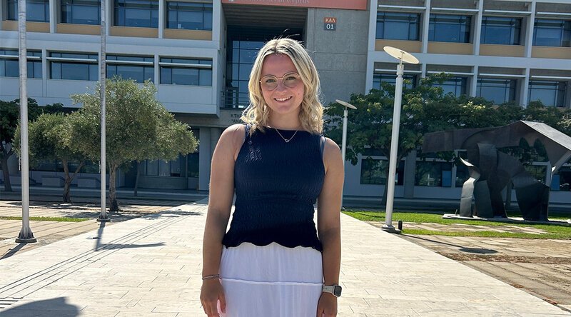 Theresa Meißl steht vor dem Eingang der University of Cyprus
