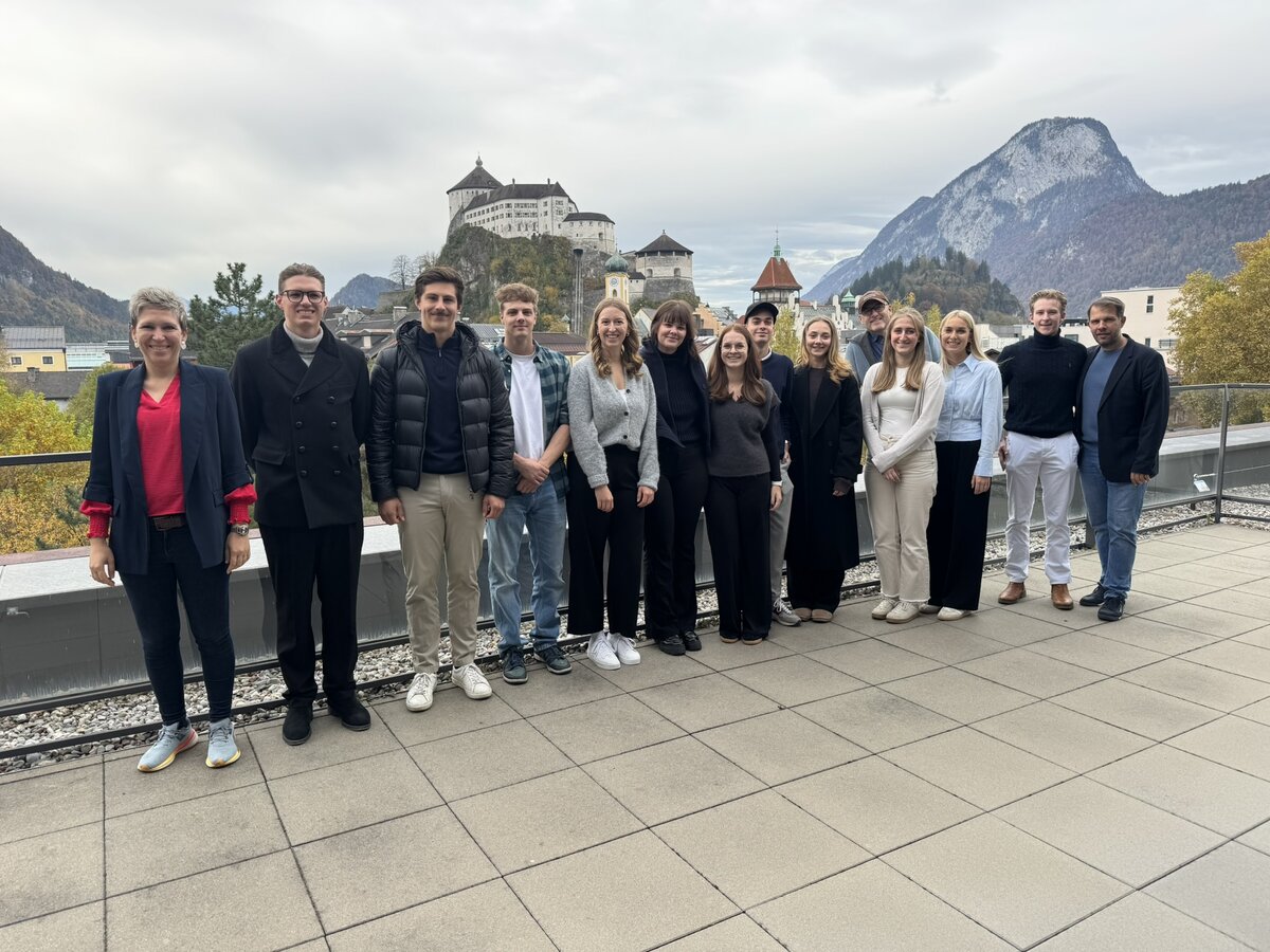 Auftraggeber von Škoda Österreich, Hochschul-Betreuer und Studierende auf der Dachterrasse der HOK.