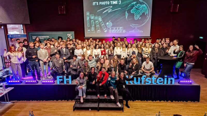 Alle Gruppen und Beteiligte stehen auf der Bühne zusammen für ein Gruppenfoto.