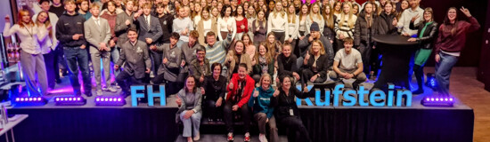 Alle Gruppen und Beteiligte stehen auf der Bühne zusammen für ein Gruppenfoto.