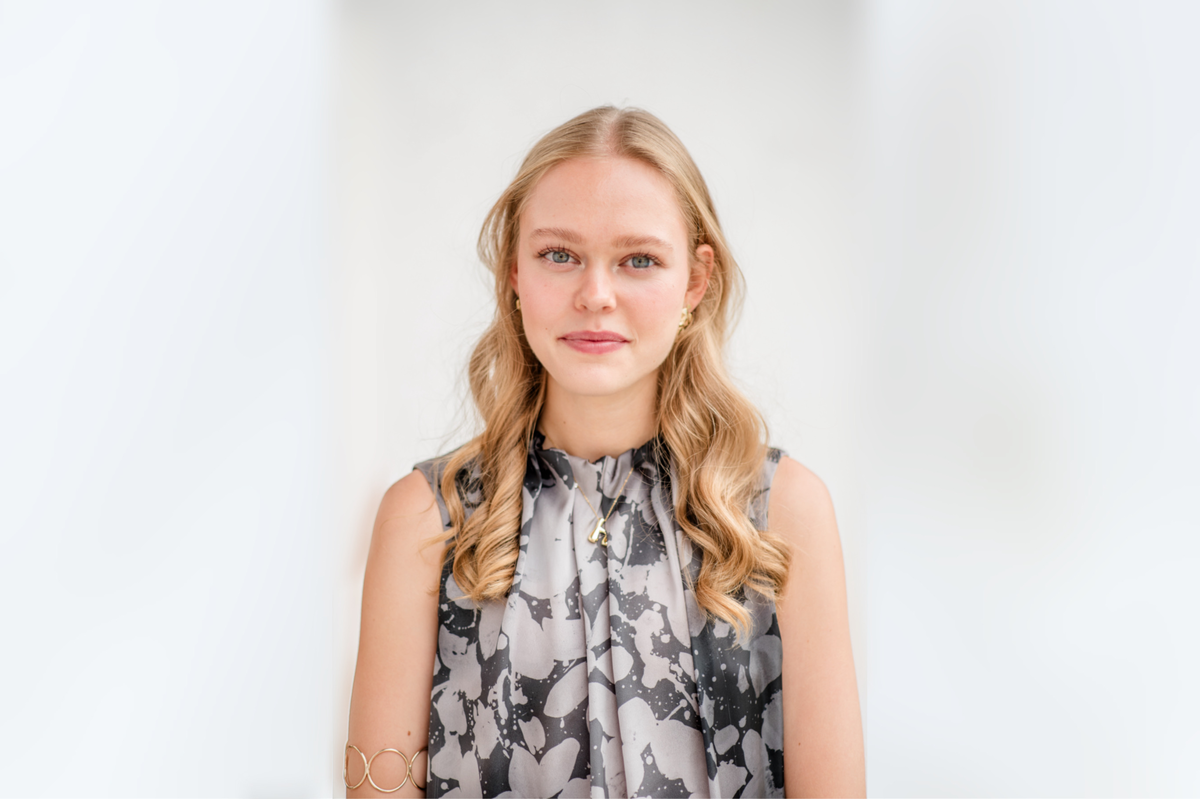 Hanna Wimmer steht vor einer weißen Wand.