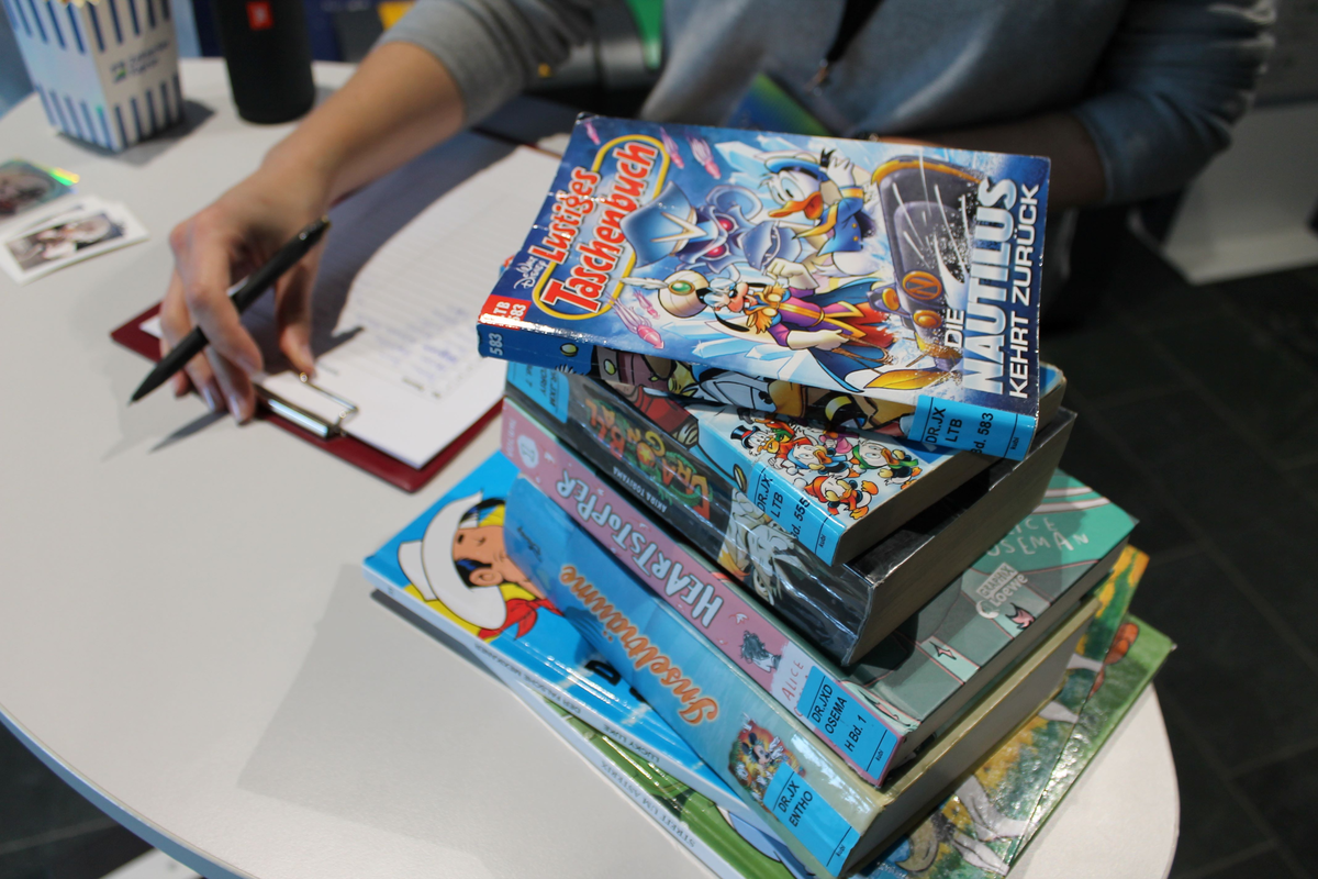 Stapel von Comics und Spielen als Teil des Angebots bei der KubiNight in Kufstein.